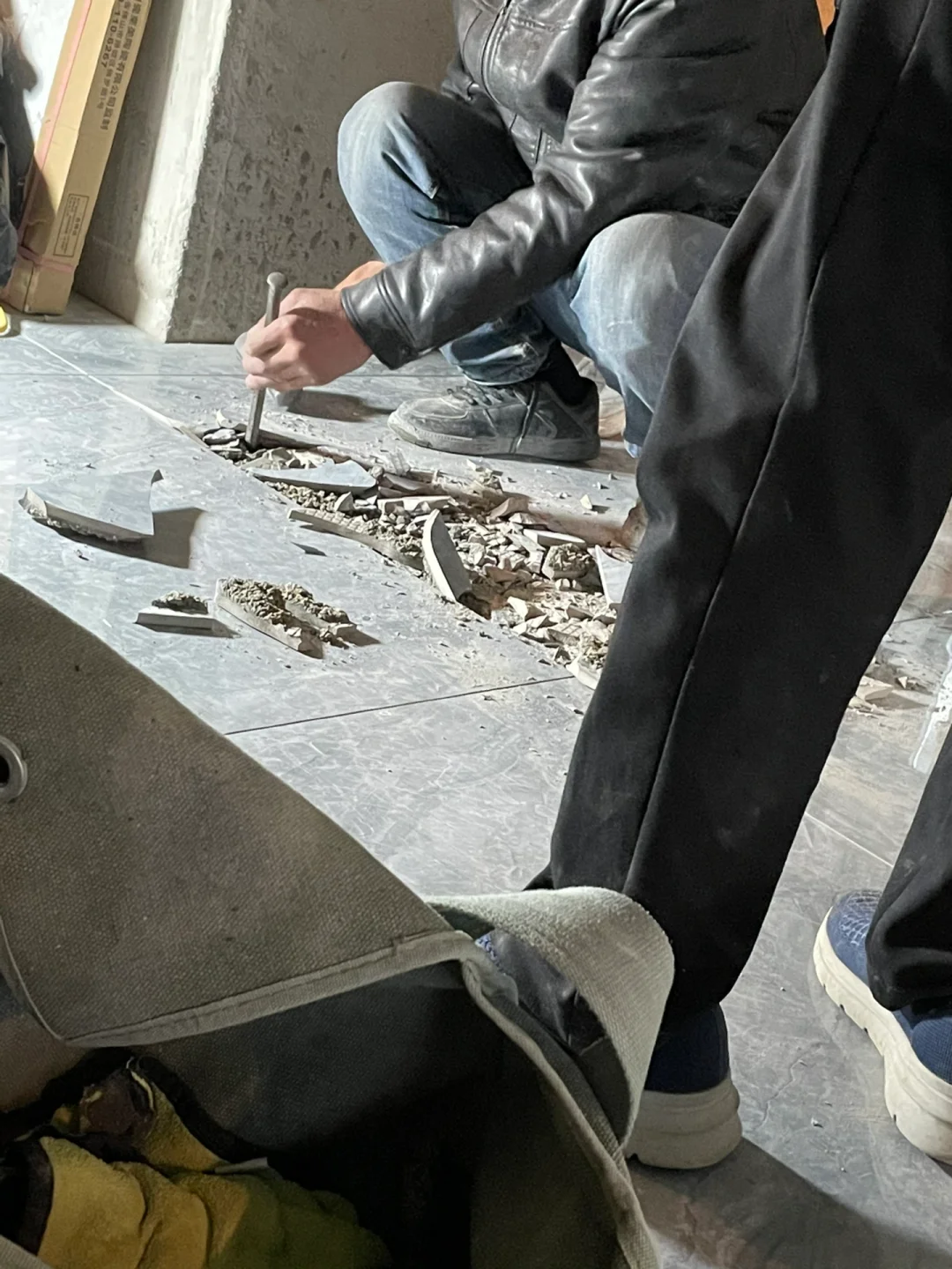 瓷砖烂了一小块怎么处理最好(瓷砖烂了一小块怎么处理最好呢)